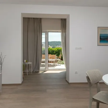 Flora * 特罗吉尔