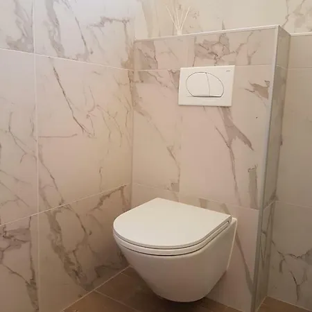 Flora Apartment *