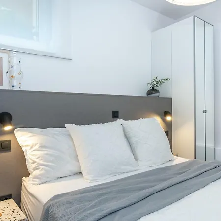 Flora Apartment *