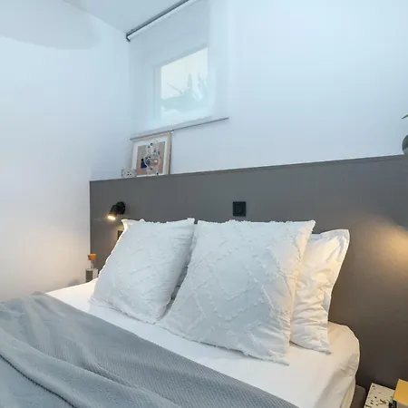 Flora Apartment *